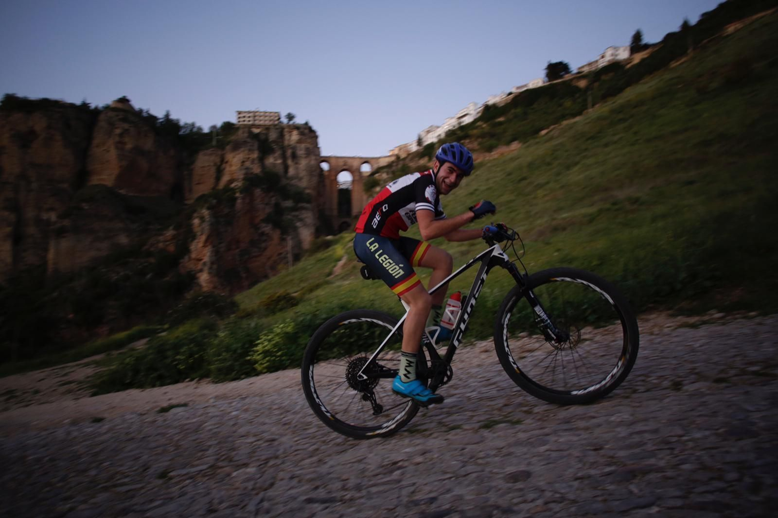 Runners y ciclistas salen al atardecer, en fotos