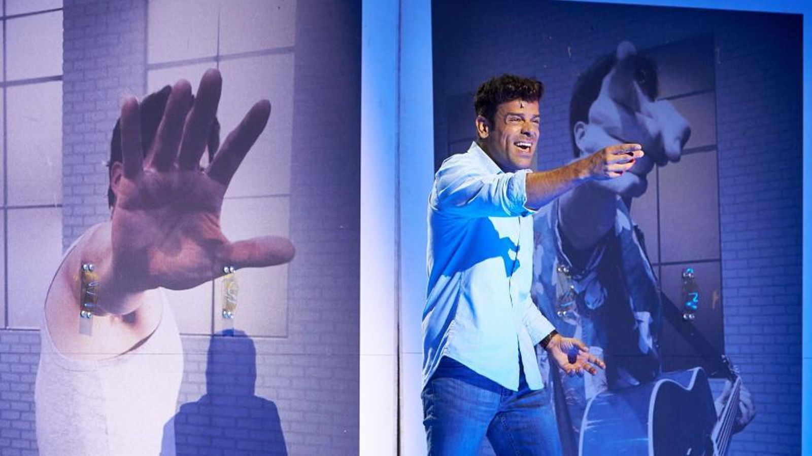 Ricky Merino encarnando a Sam.