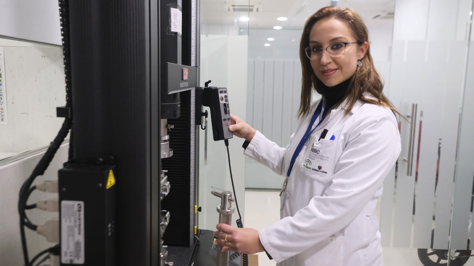 La investigadora muestra uno de los aparatos que utiliza en su trabajo.