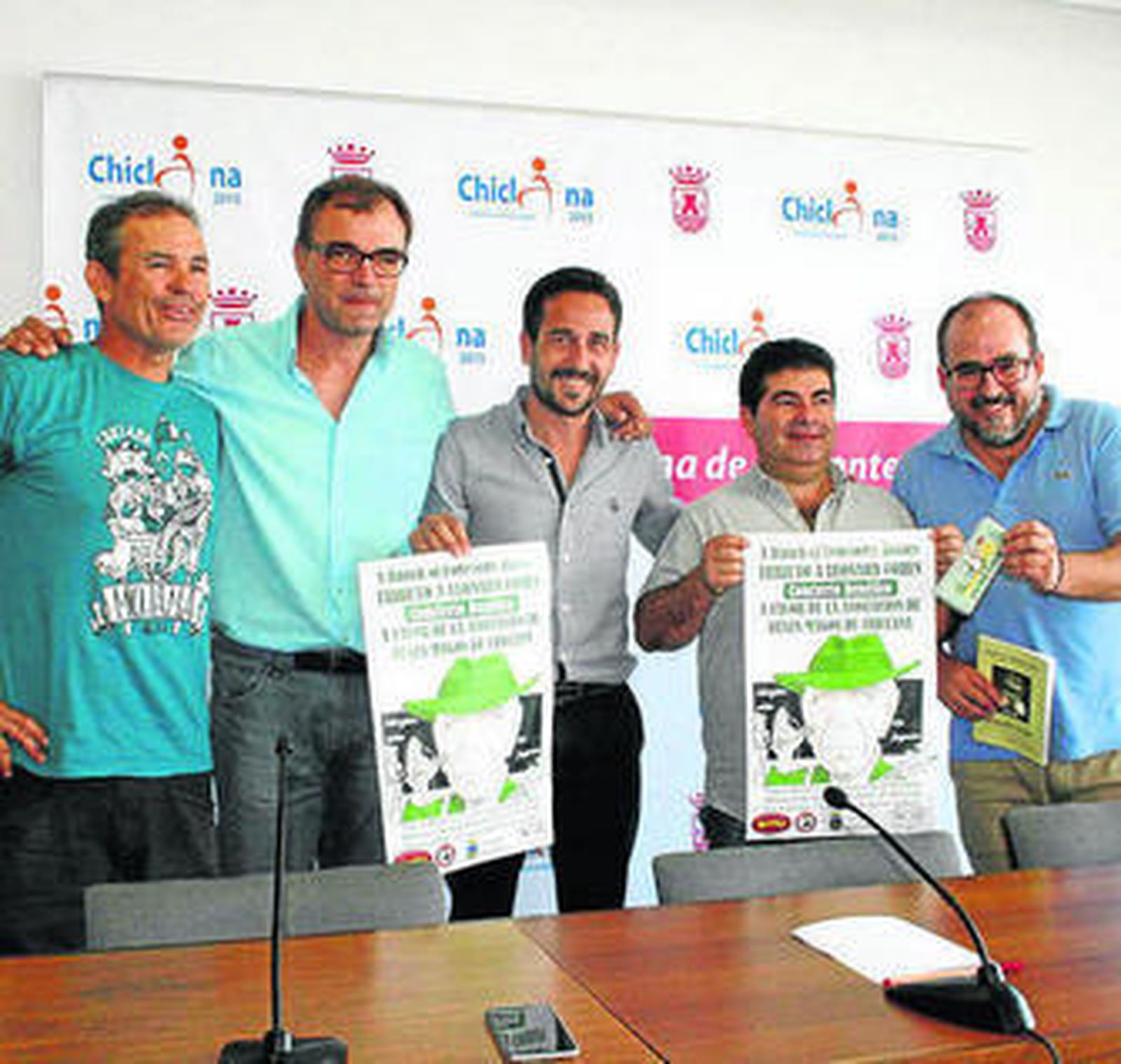 Vera (centro) con miembros del grupo musical y la Asociación de Reyes Magos.