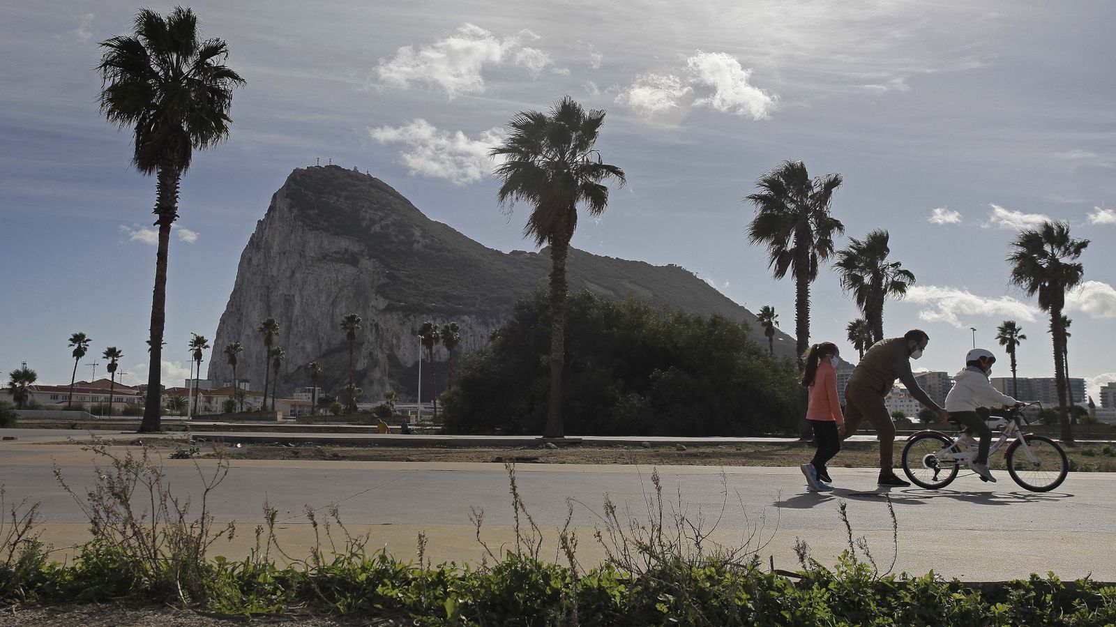 Vista del Peñón de Gibraltar desde La Línea.