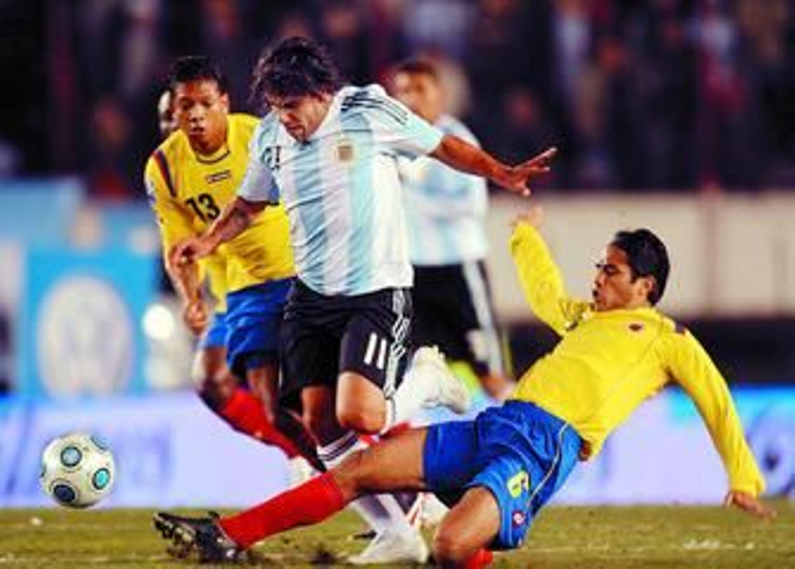 Fabián Vargas se tiro a cortar un balón ante Carlos Tévez, en un partido entre Colombia y Argentina.