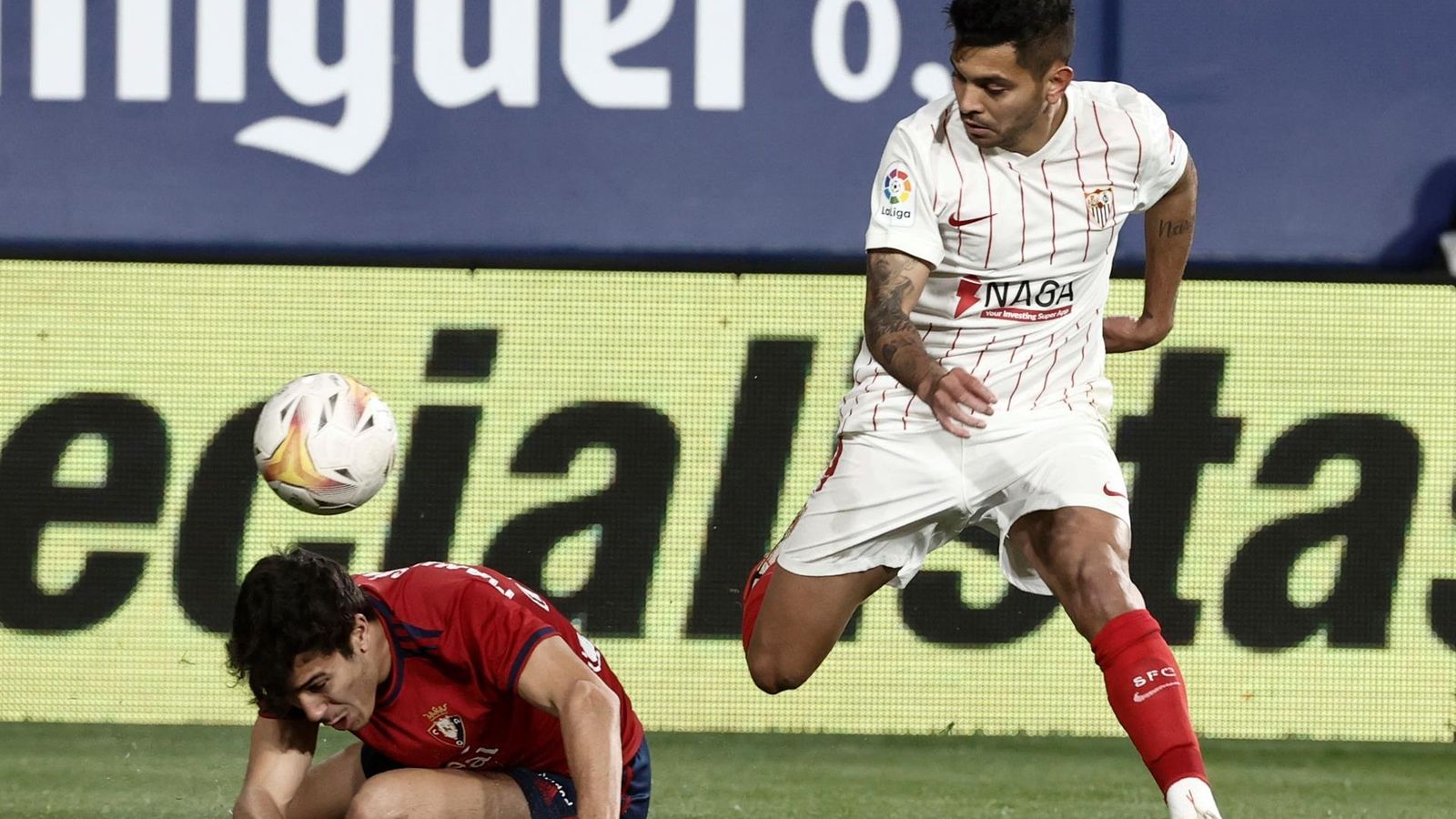 Tecatito Corona intenta avanzar con el balón.