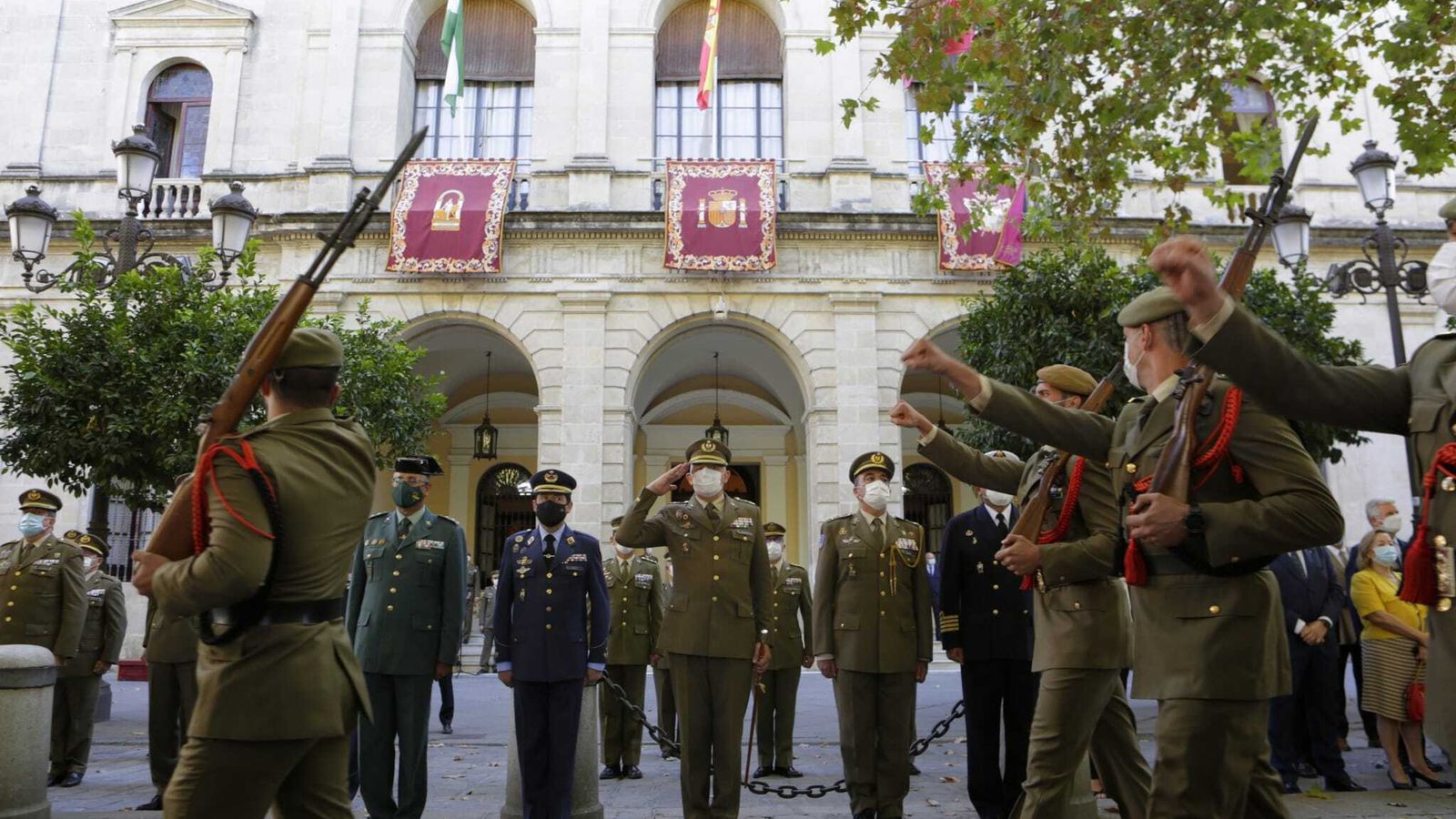 Desfile militar ante el Ayuntamiento de Sevilla.