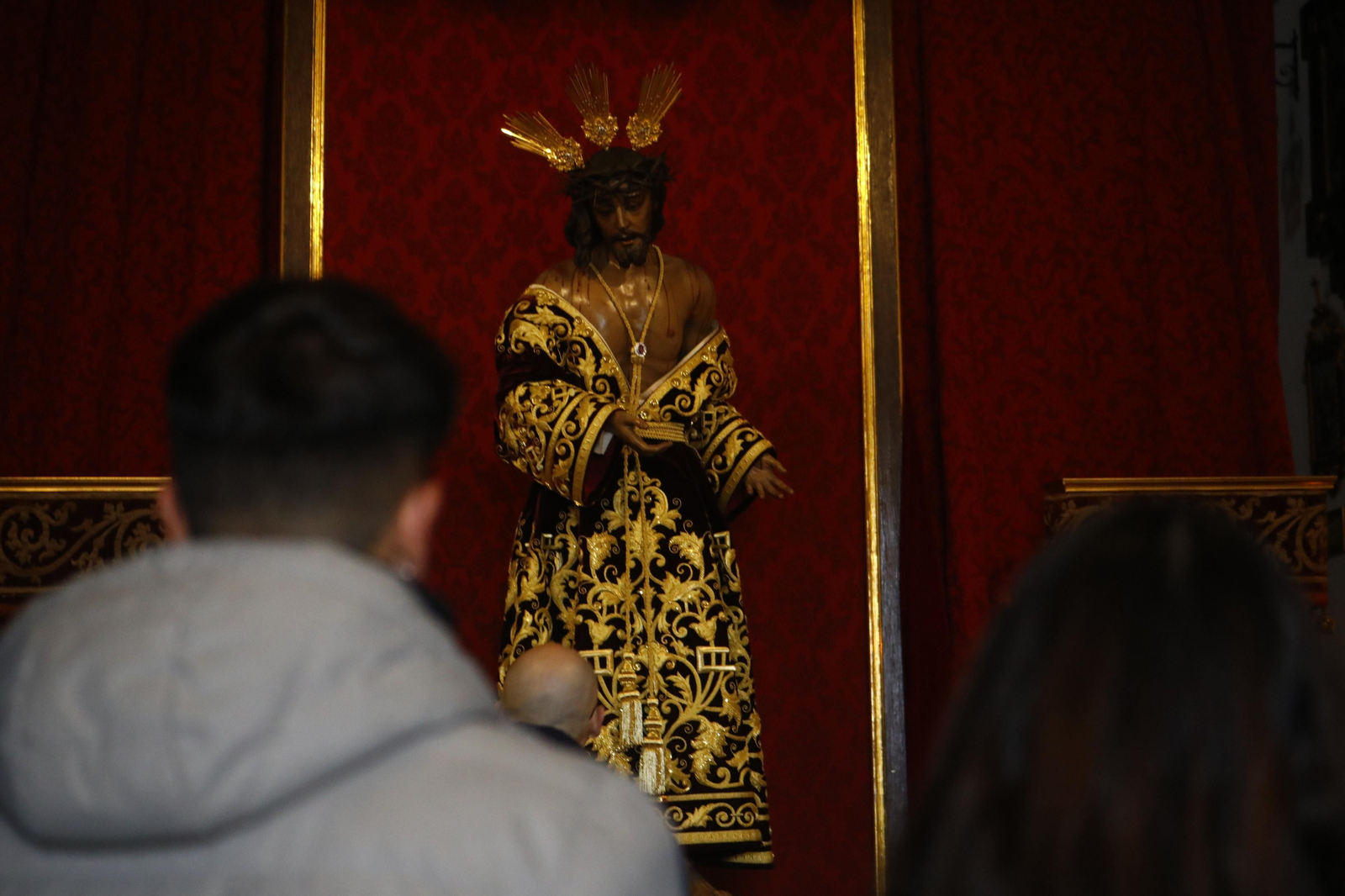 Las mejores imágenes de los besapiés del segundo domingo de Cuaresma en Córdoba