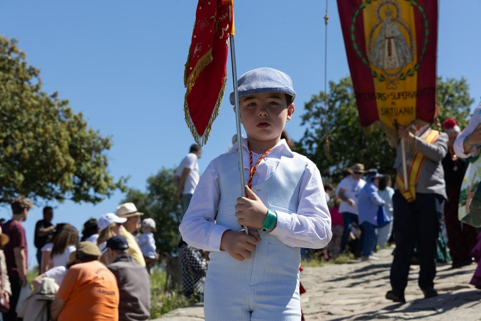 Miles de romeros acuden al encuentro de la Virgen de la Cabeza en su romería