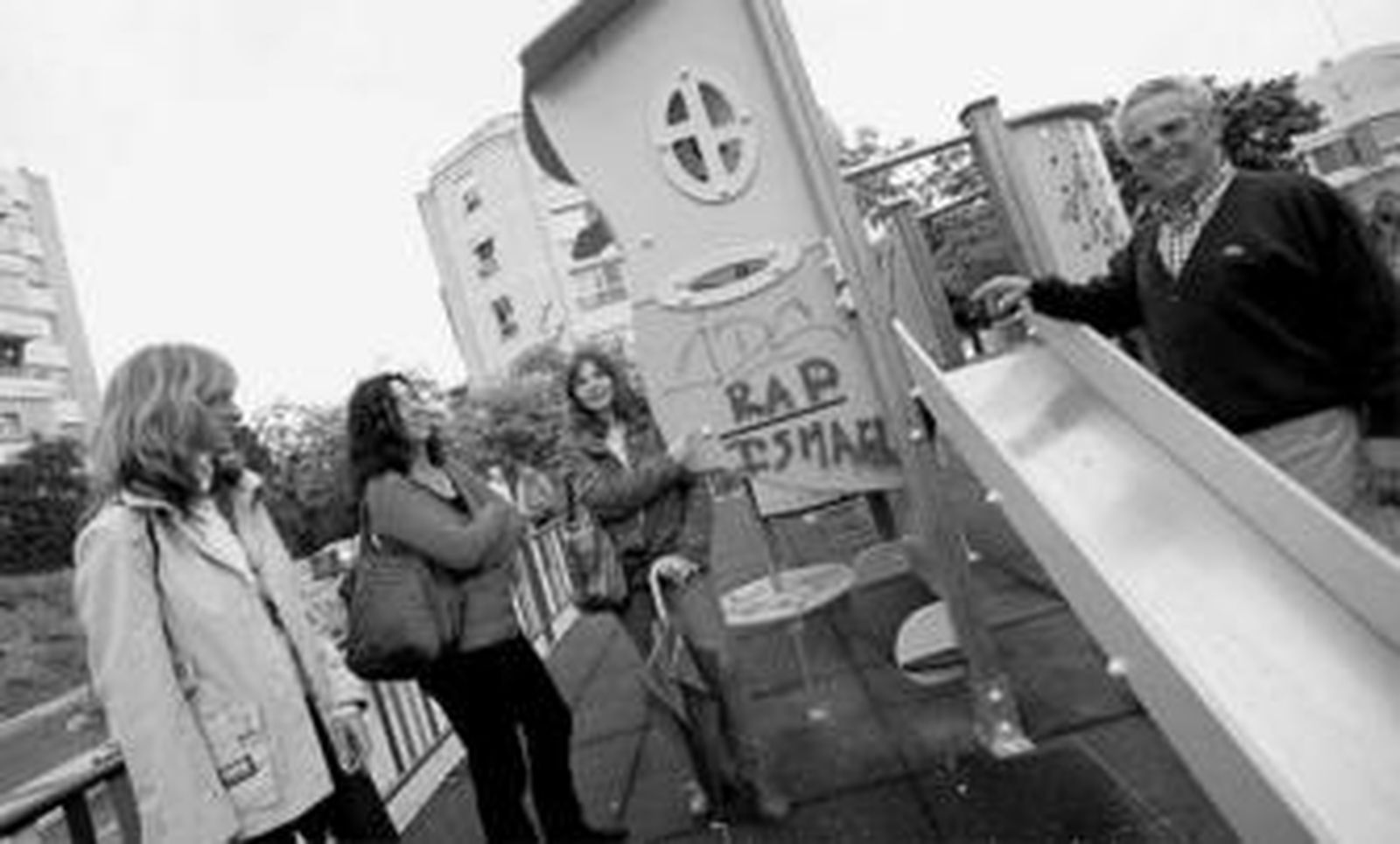 Un grupo de vecinos de El Palo, en una instalación infantil que se encuentra a espaldas del colegio San Estanislao.