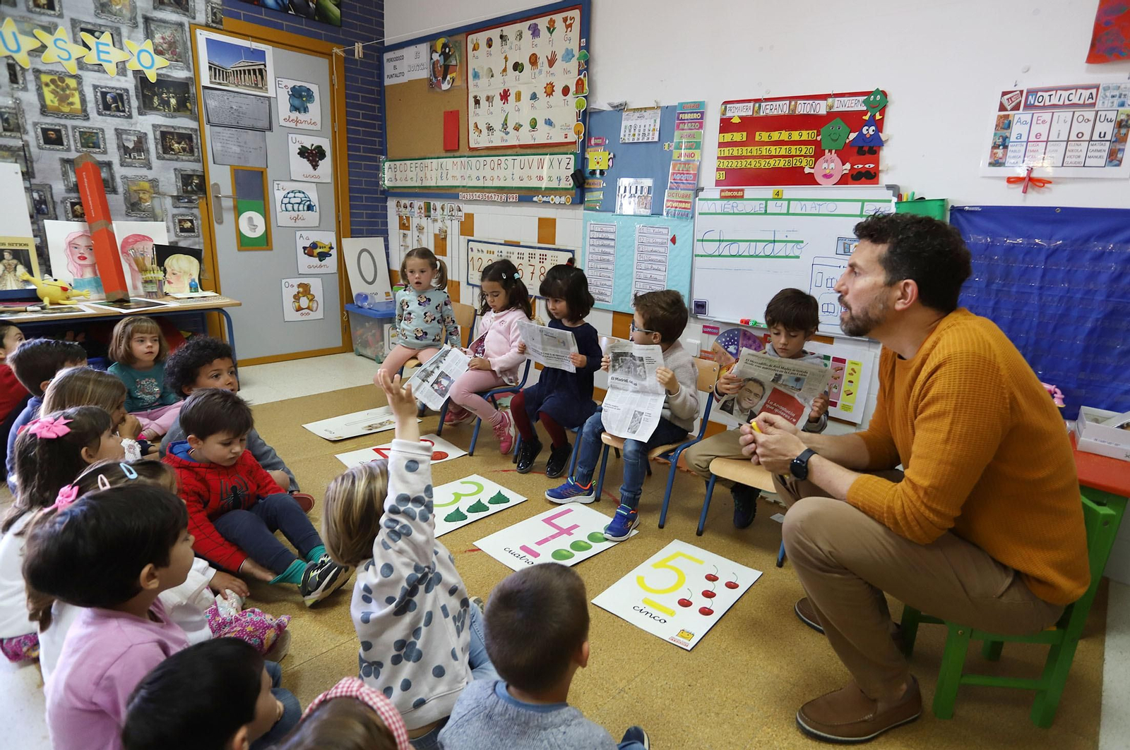 Imágenes de los alumnos de infantil de El Puntal haciendo de periodistas