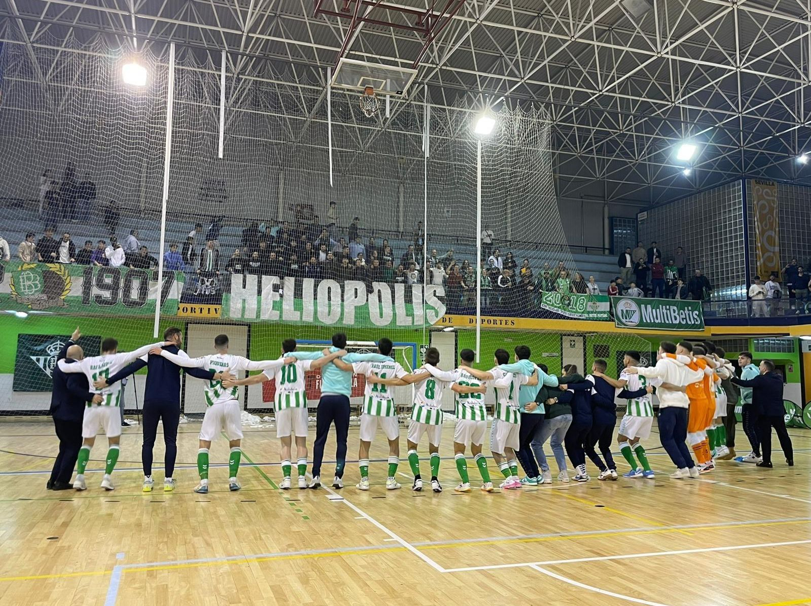 Los jugadores del Betis Futsal celebrando con su afición en San Pablo