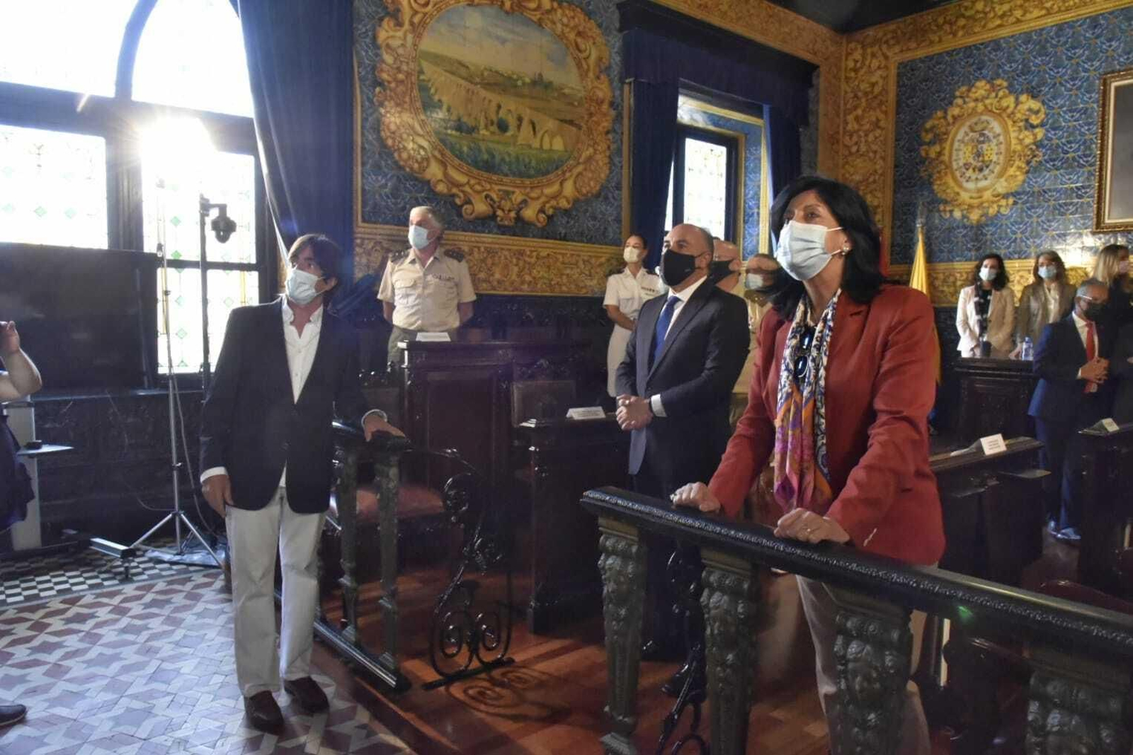 La secretaria de Estado de Defensa, Esperanza Casteleiro, atiende a explicaciones sobre el salón de plenos de Algeciras junto al alcalde, José Ignacio Landaluce.