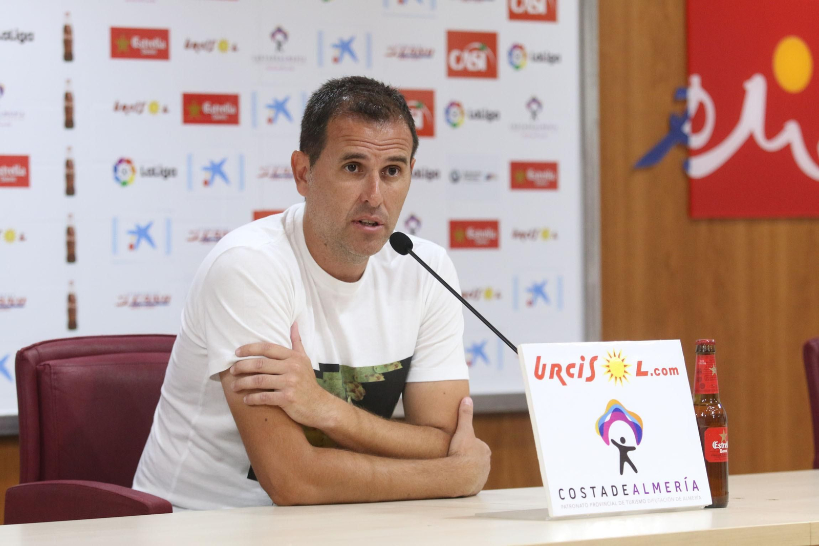 Esteban Navarro renueva como técnico del Almería B.