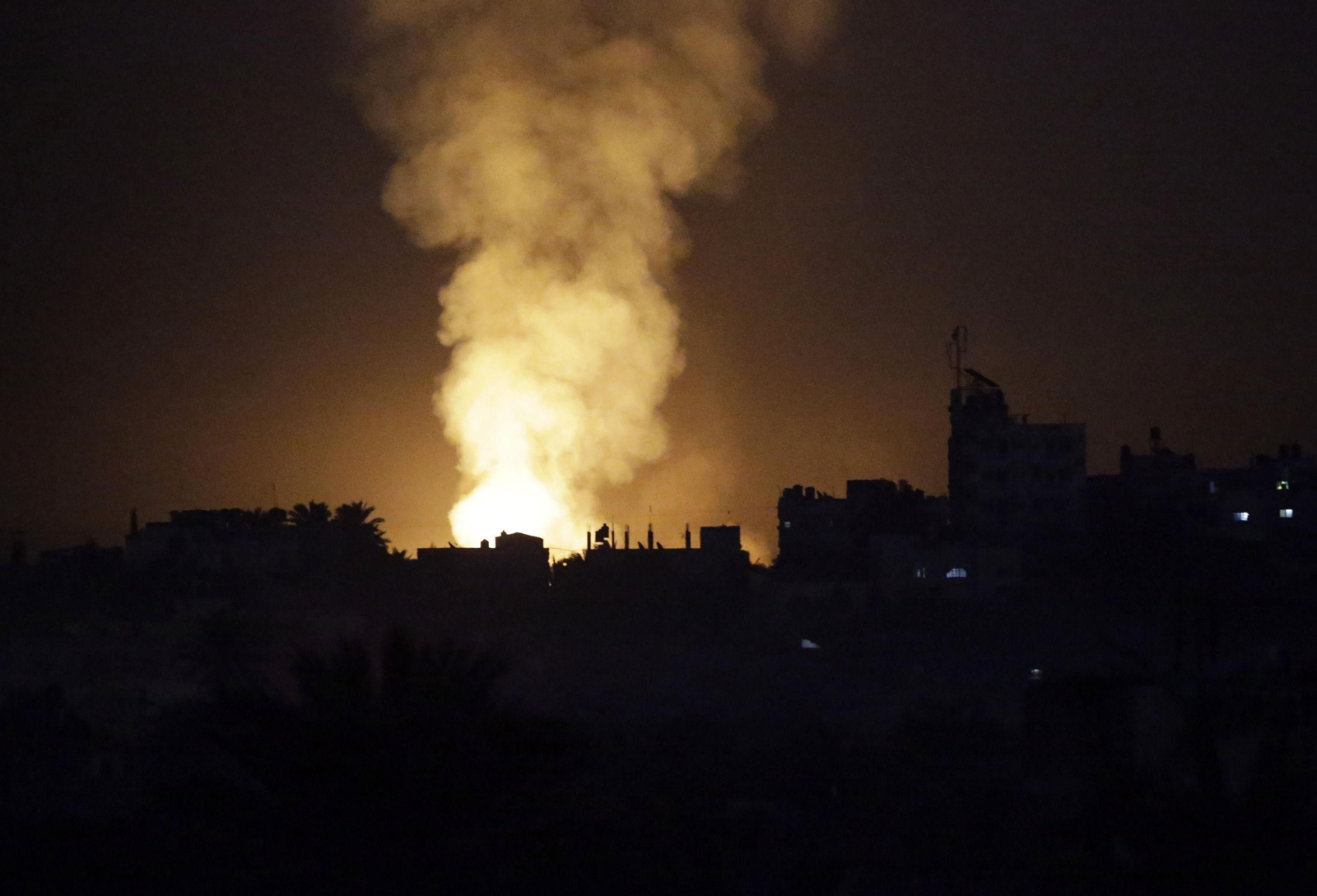 Bombardeo nocturno en Gaza.