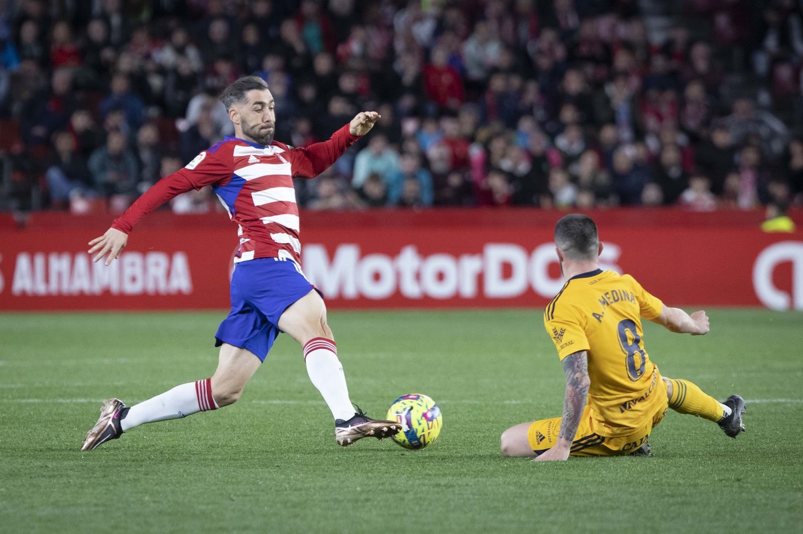 Alberto Perea trata de recortar al jugador de la Ponferradina Alberto Perea.