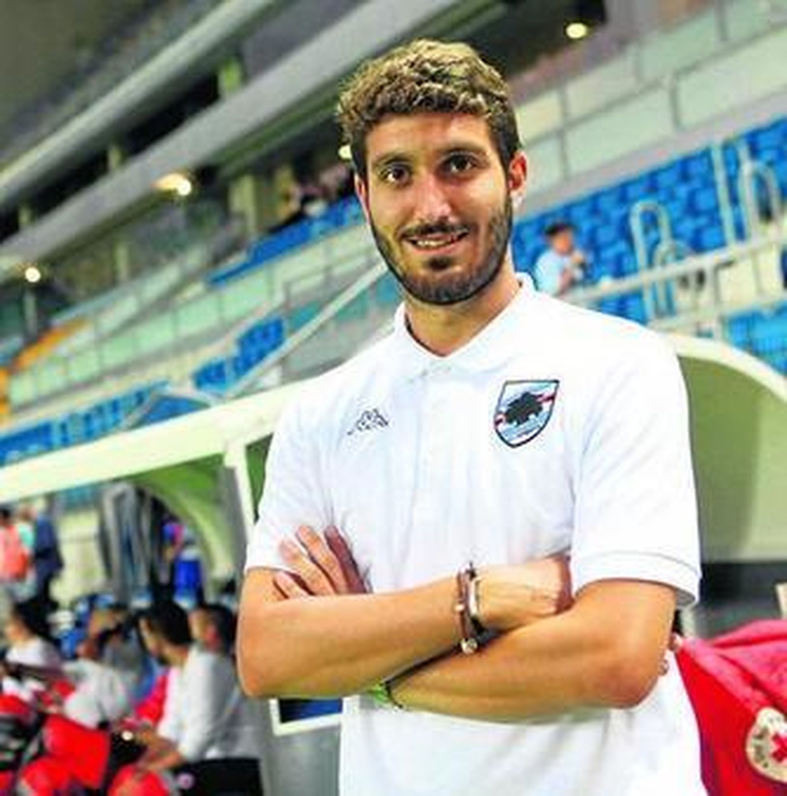 Campaña posa en el Carranza con el polo de paseo de la Sampdoria.