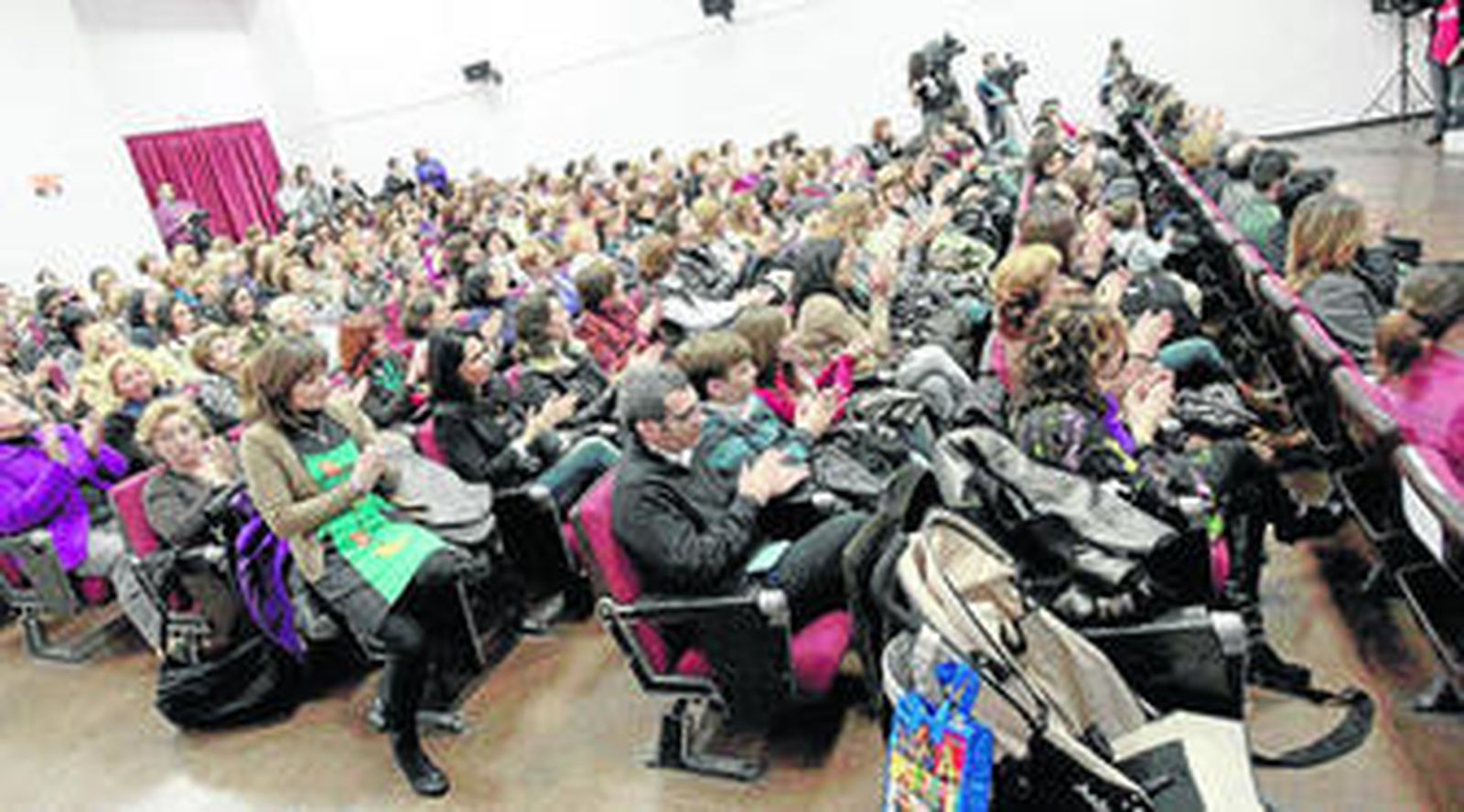 Asistentes al acto de entrega de las distinciones que se ha celebrado en la biblioteca Villaespesa.