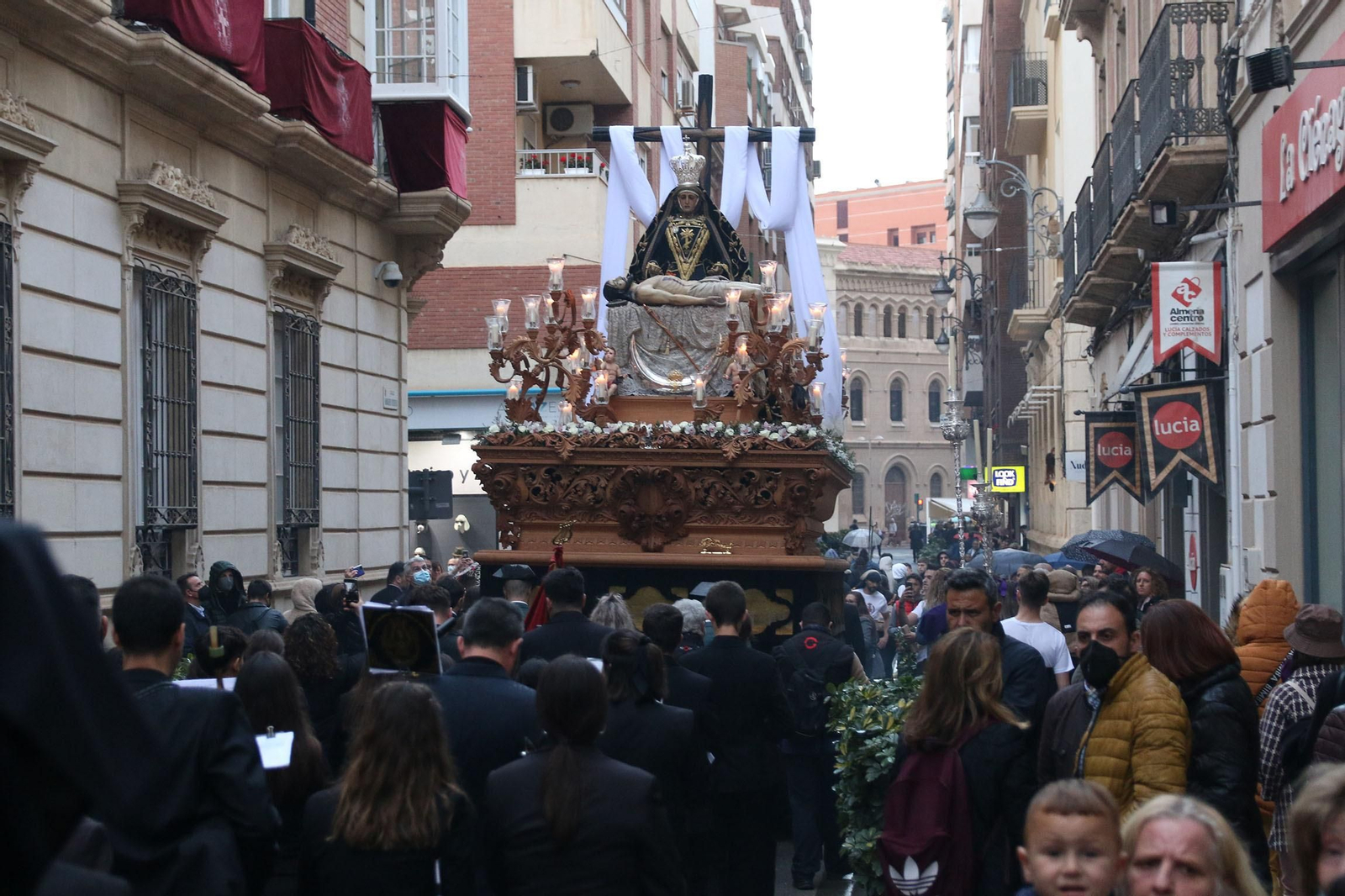 La procesión de las Angustias de Almería, en imágenes