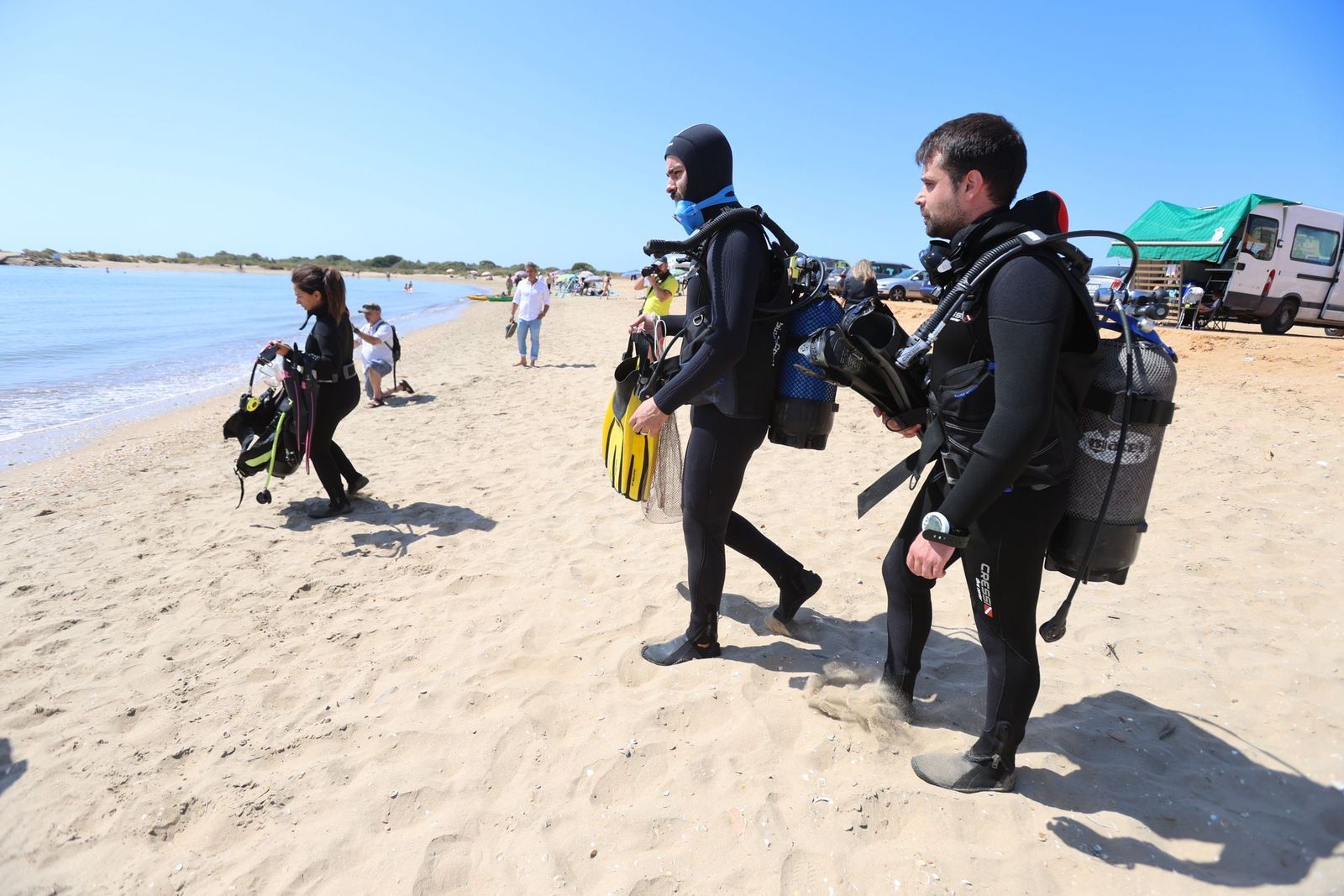 Un grupo de buzos se dispone a retirar basura del fondo marino en la Costa onubense, este sábado.
