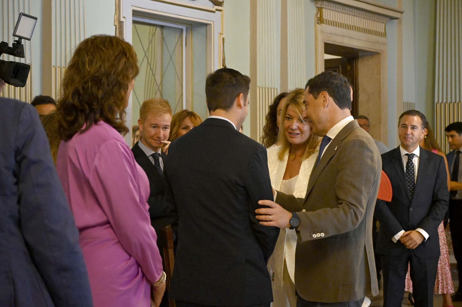Visita de Juanma Moreno al Ayuntamiento de Huelva, en Imágenes