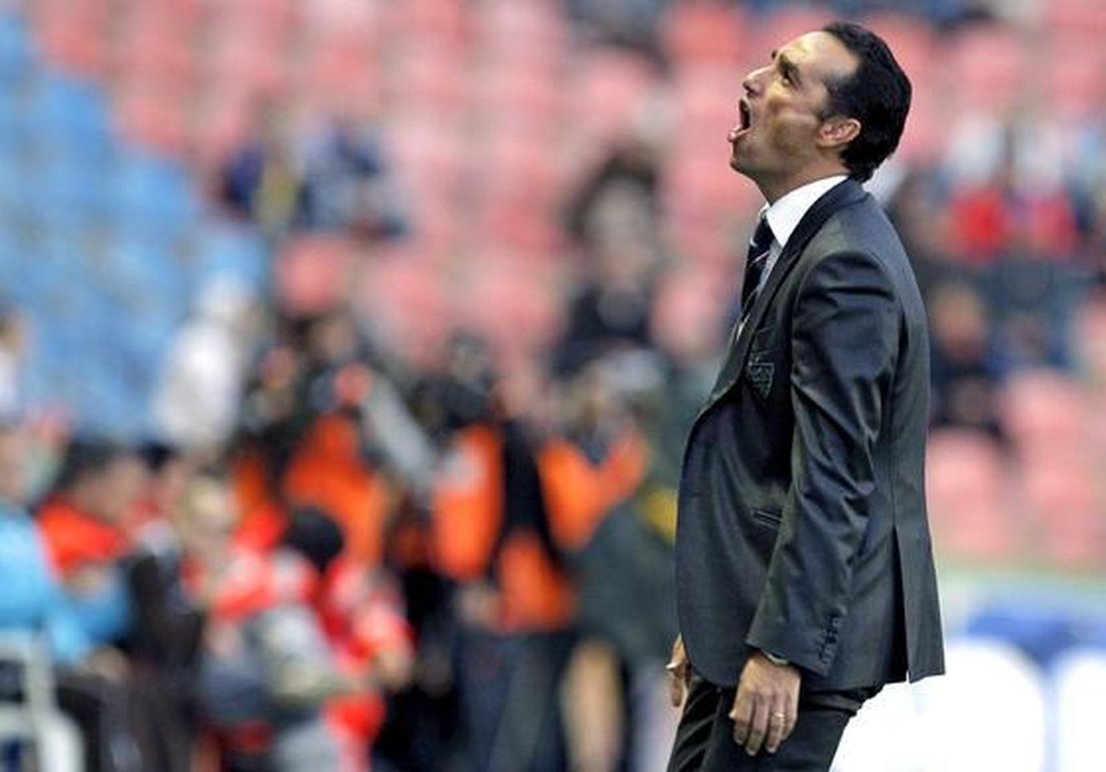 Oltra se lamenta de una ocasión fallada por uno de sus jugadores. / EFE