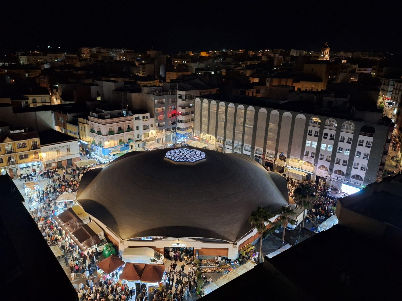 Vista del mercado Ingeniero Torroja de Algeciras en la noche de Tosantos 2025.