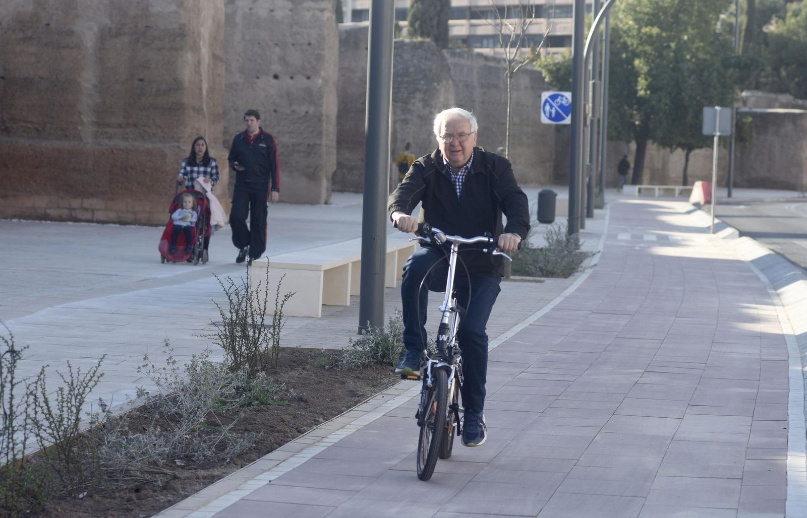 Un hombre circula en bicicleta por la Ronda del Marrubial.