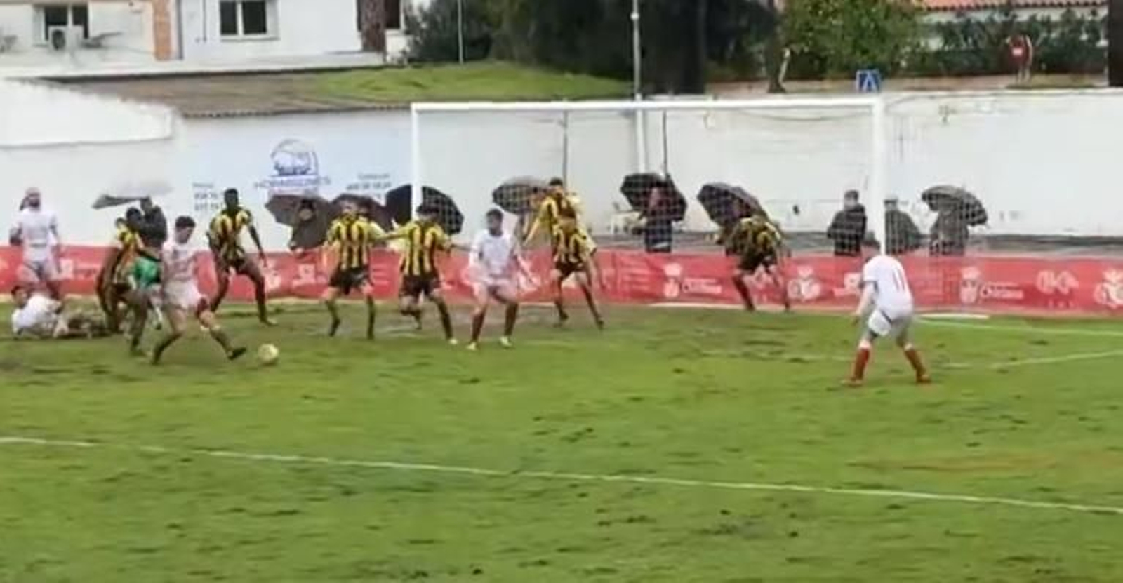 Balón suelto en el área del San Roque.