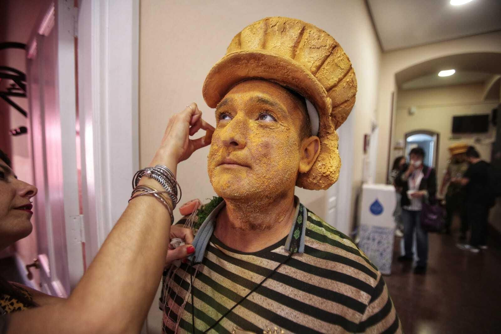 Últimos retoques en camerinos antes de salir a cantar