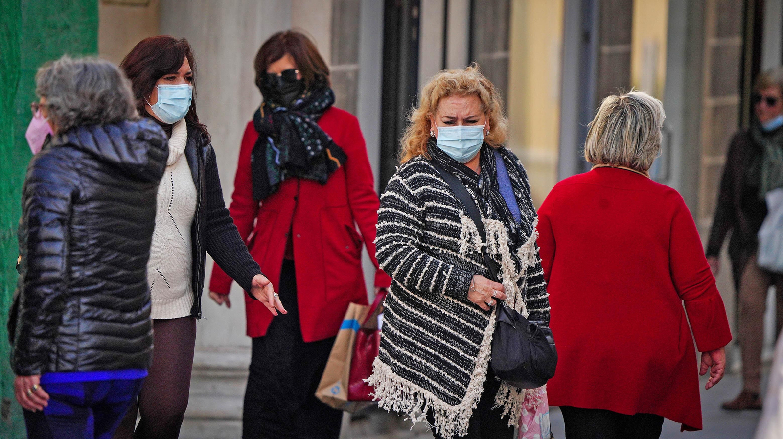 Mujeres con la mascarilla puesta por las calles del centro de Jerez.