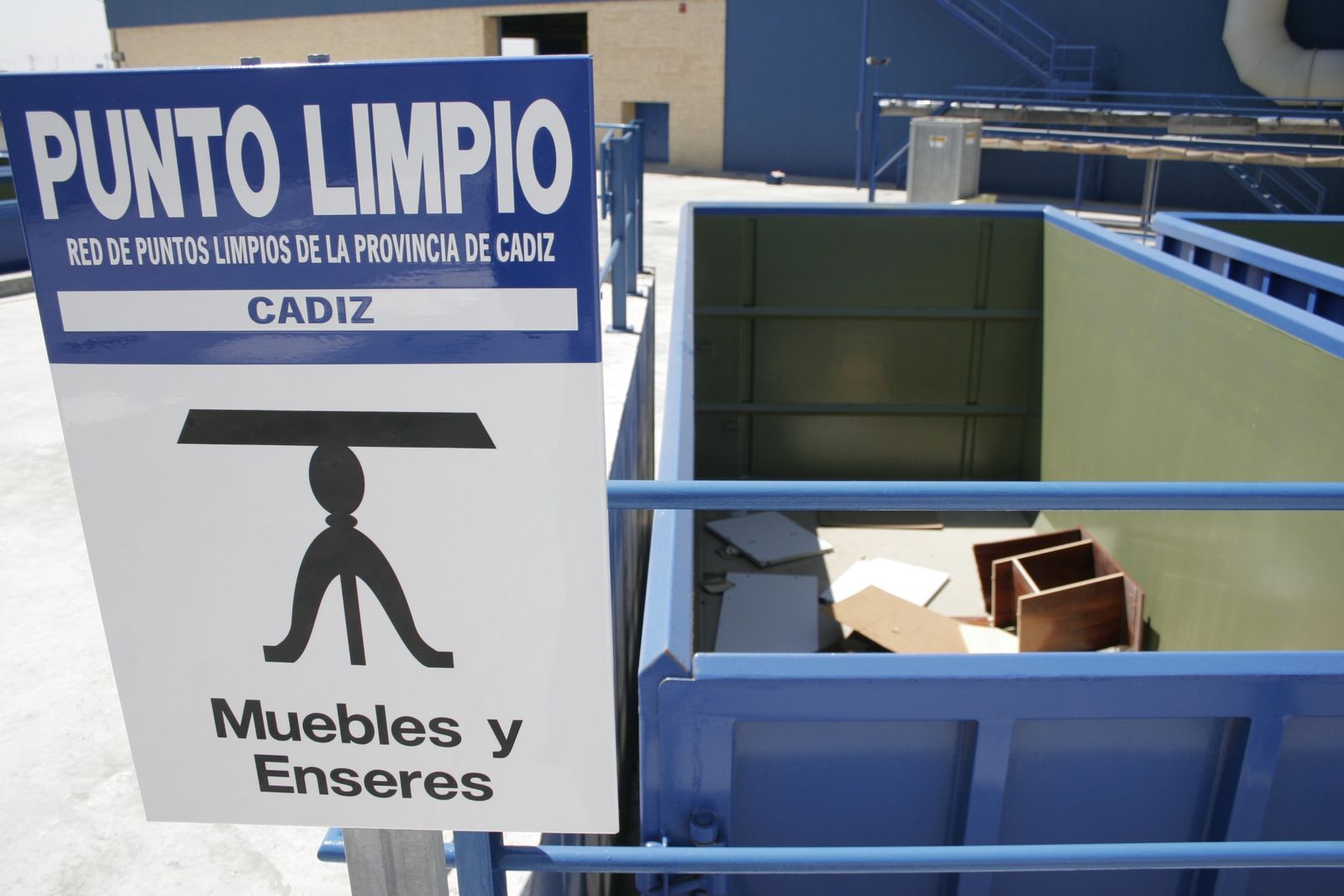 El interior del Punto Limpio instalado en la Zona Franca