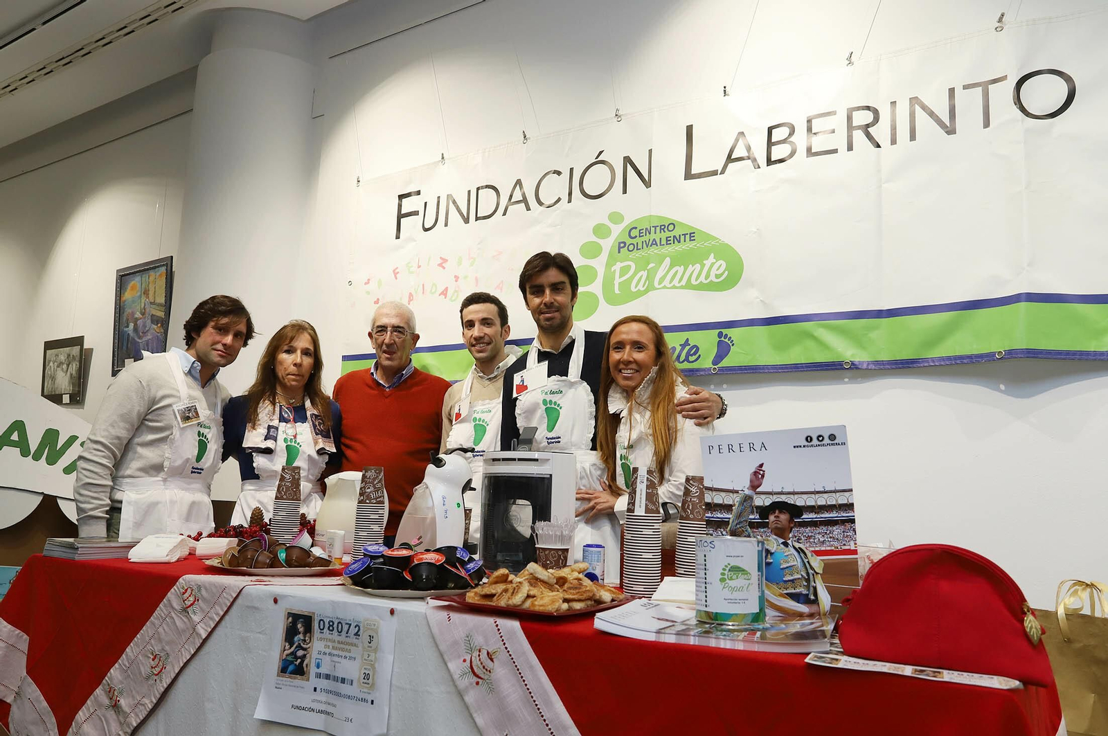 Imágenes del mercadillo navideño en Caja Rural del Sur