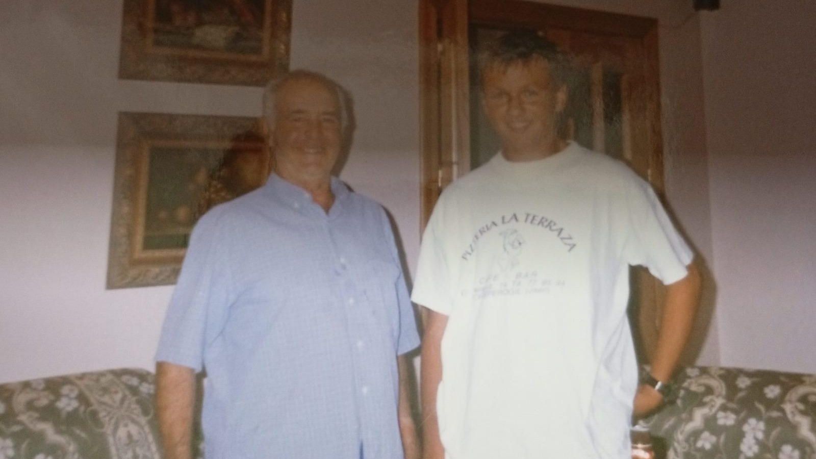 Andrey con el abuelo de Paqui.