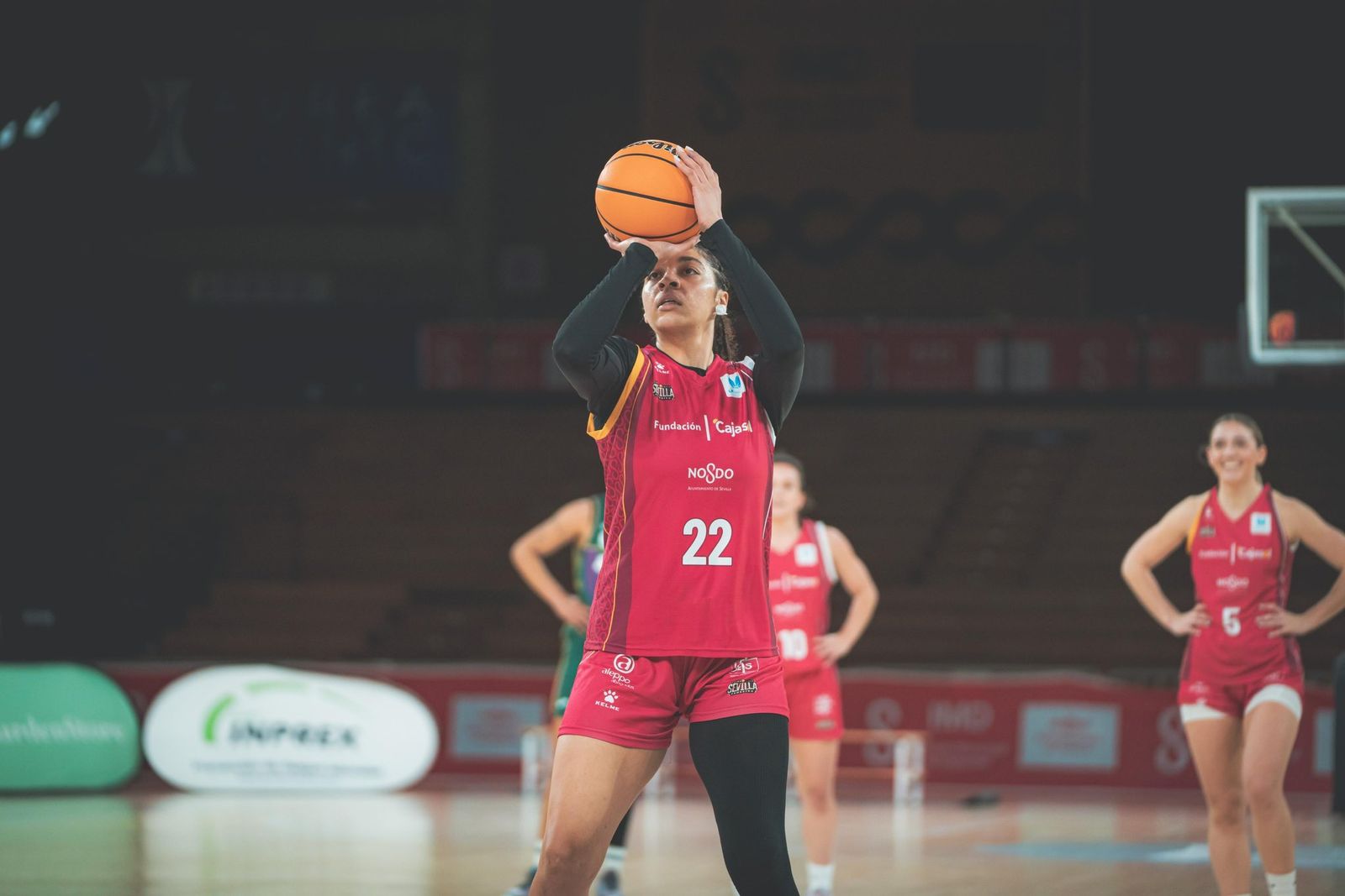 Elliott efectúa un lanzamiento en una imagen de archivo.