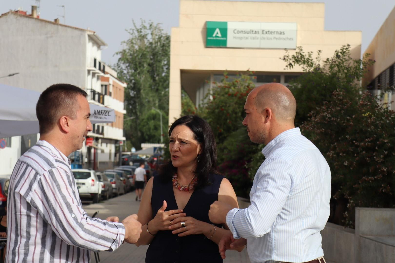 Rafi Crespín, Pedro de la Fuente y Rafa Villarreal a las puertas del Hospital de Pozoblanco.
