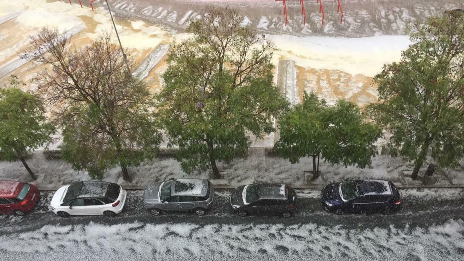 Granizo cubriendo las calles de Sevilla, la tarde del Jueves Santo