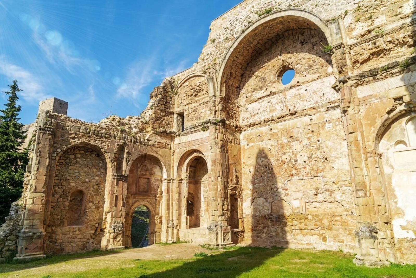 Su construcción se divide en tres etapas: almohades en el siglo VIII, castellanos y nobles en el XVI, y Fernando III. Descubre el castillo musulmán de La Iruela