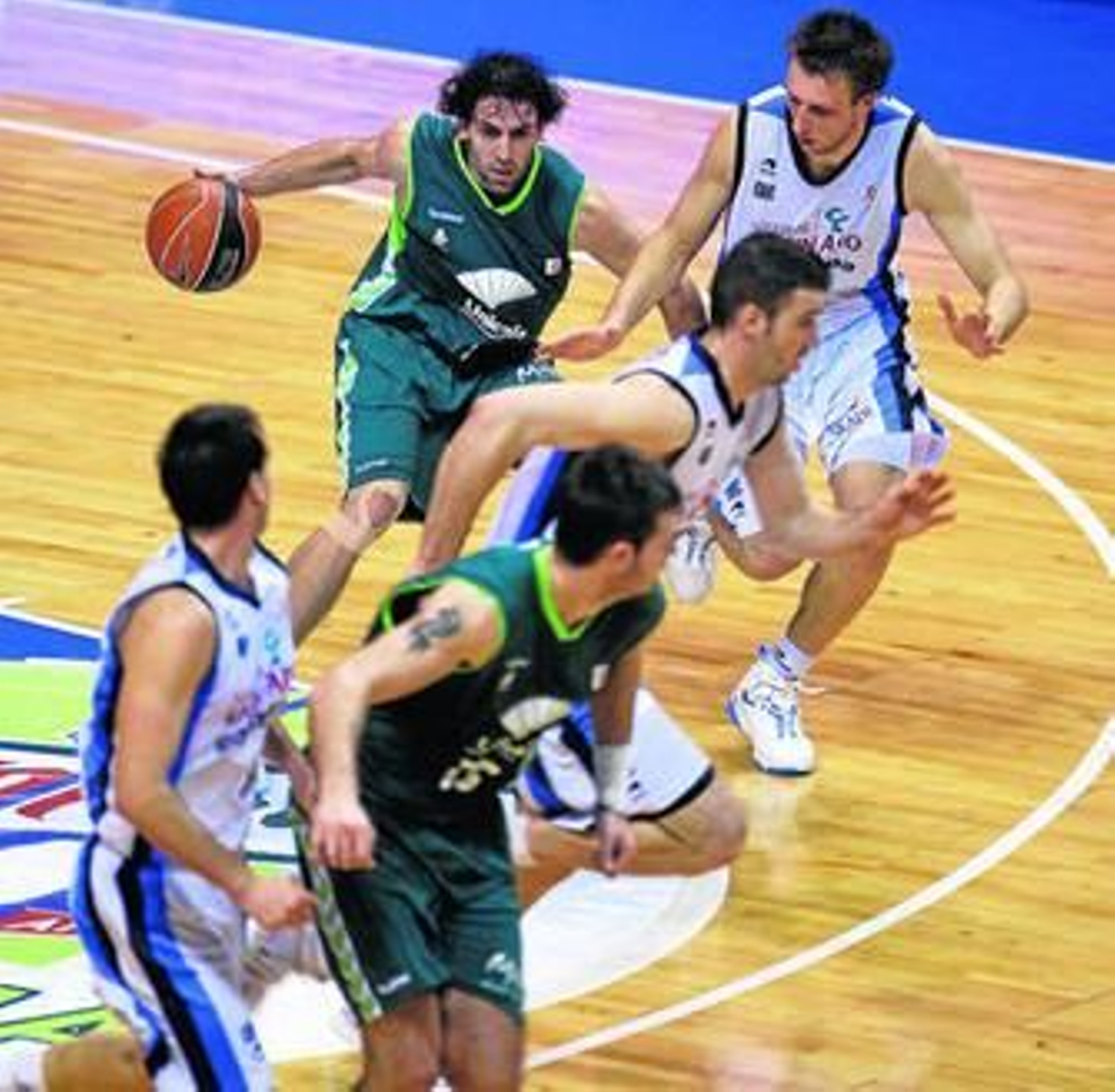 Berni Rodríguez inicia un contragolpe con la oposición de Ignerski.