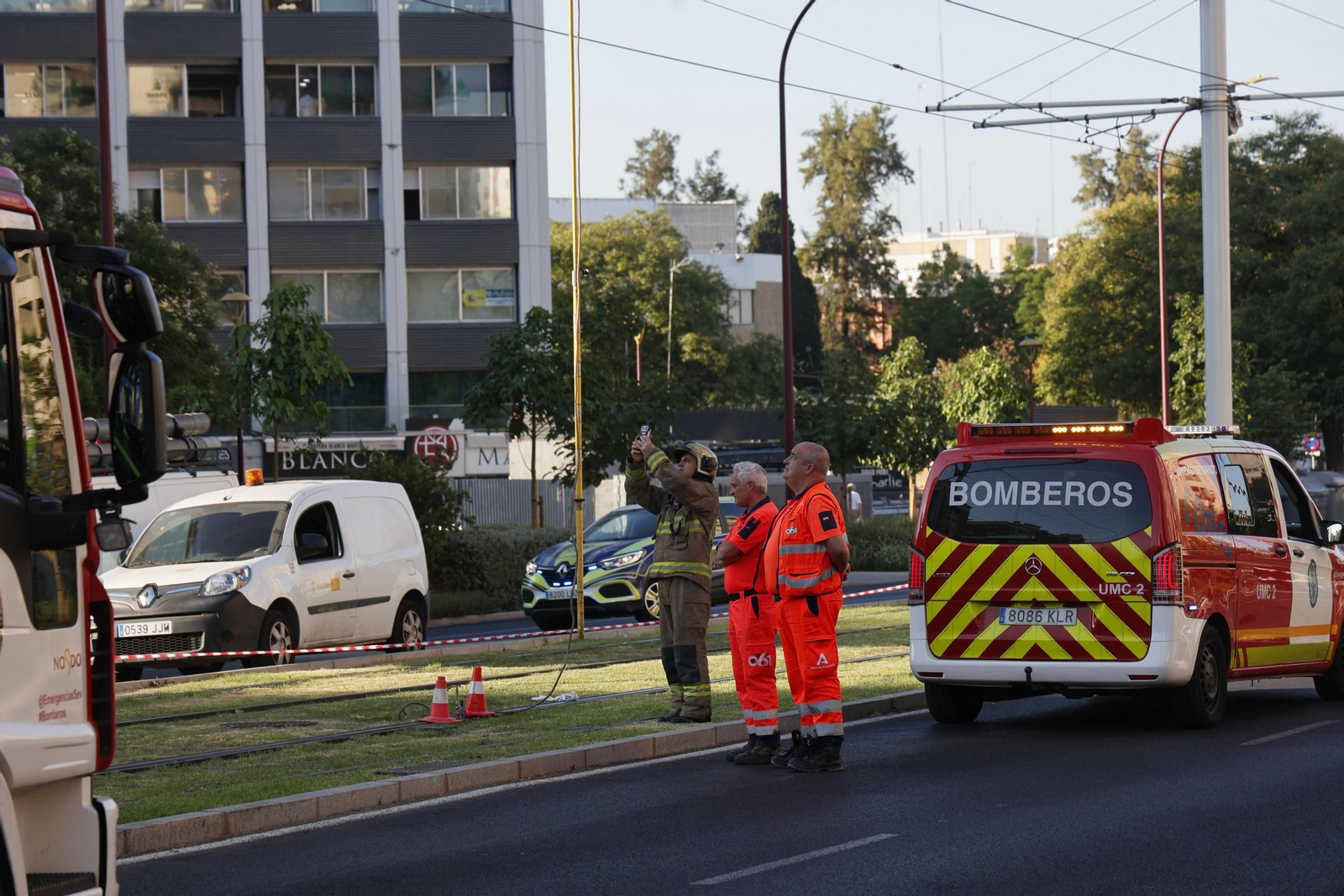 Las fotos del descarrilamiento del tranvía en la avenida de San Francisco Javier de Sevilla