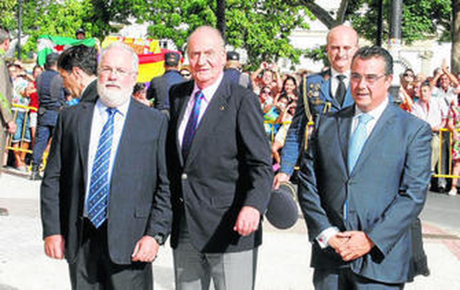 El Rey, acompañado por Arias Cañete y Enrique Moresco, a su llegada a la plaza de toros de El Puerto.