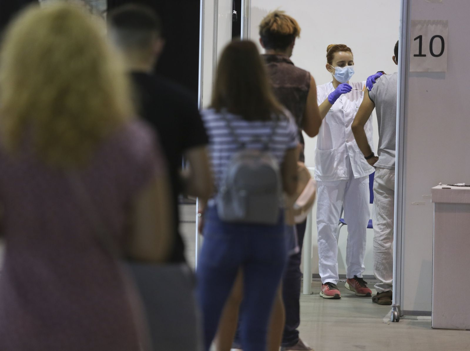 Cola para vacunarse en un centro de salud.