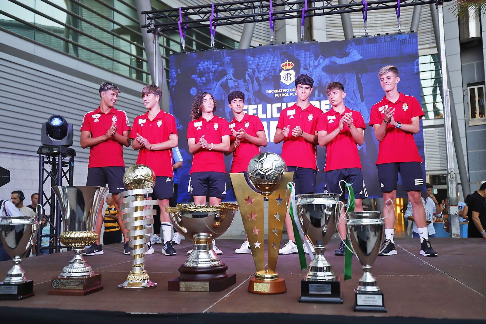 Imágenes de las nuevas equipaciones del Recreativo de Huelva para la temporada 2023/24