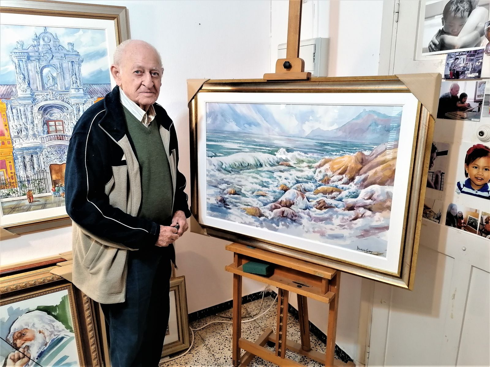 Dionisio Godoy en su estudio donde trabaja y guarda muchas obras y también libros y documentos.