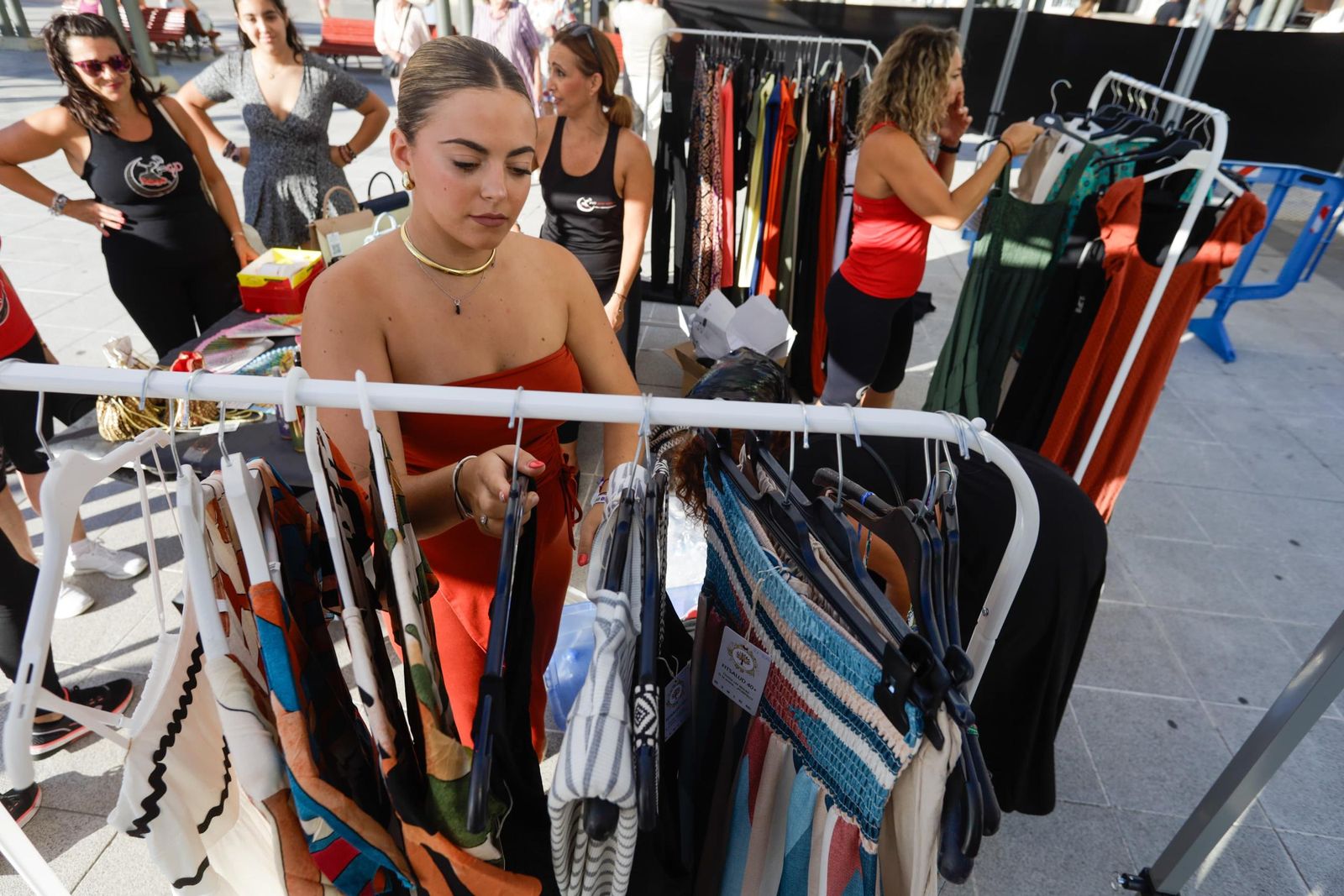 Las imágenes del mercadillo de la Noche Abierta del Comercio en Extramuros en Cádiz