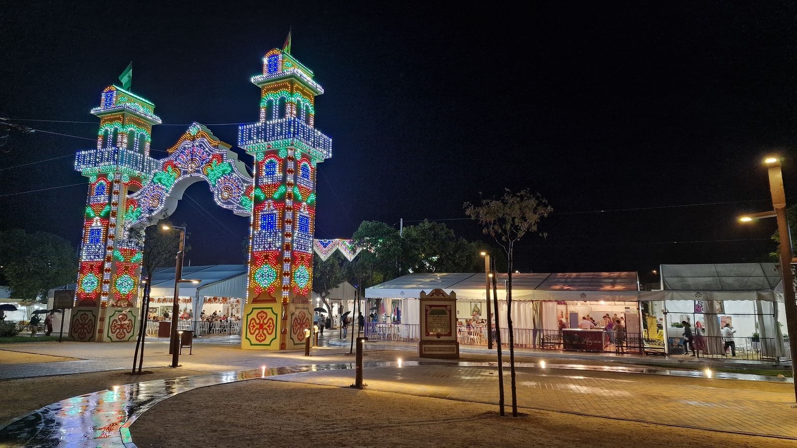 La portada de la Feria iluminada.