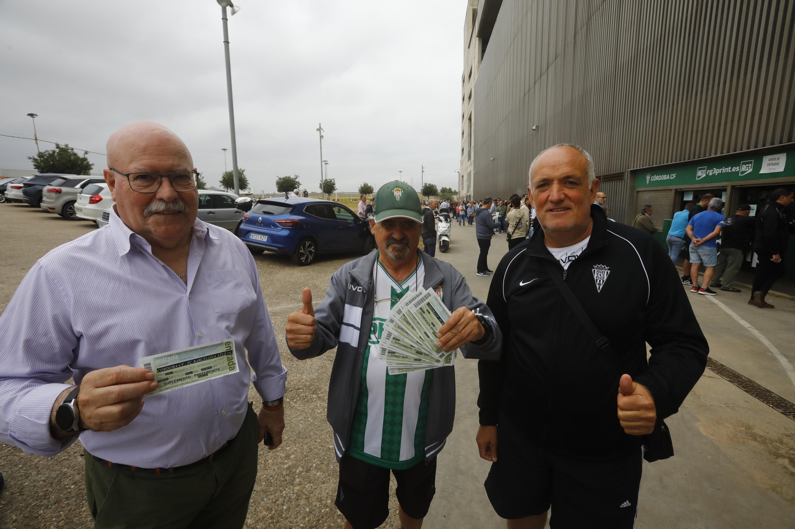 Las mejores fotos de las colas de El Arcángel para conseguir las entradas del Córdoba CF - Barcelona Atlétic Las mejores fotos de las colas de El Arcángel para conseguir las entradas del Córdoba CF - Barcelona Atlétic