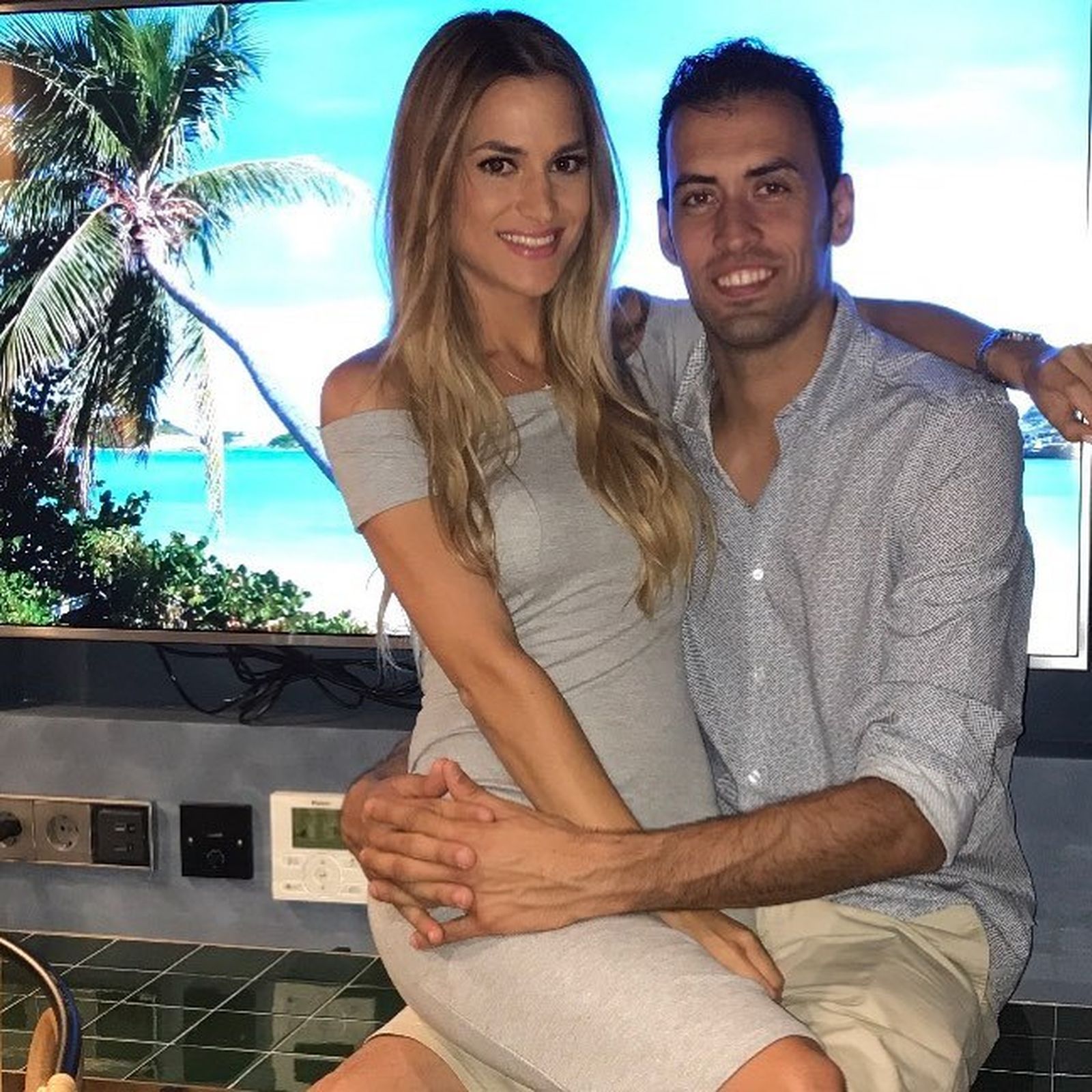 Busquets y Elena Galera | La pareja tuvo su primer hijo en 2016. La joven es muy abierta en las redes sociales y diariamente muestra su vida familiar junto al futbolista.