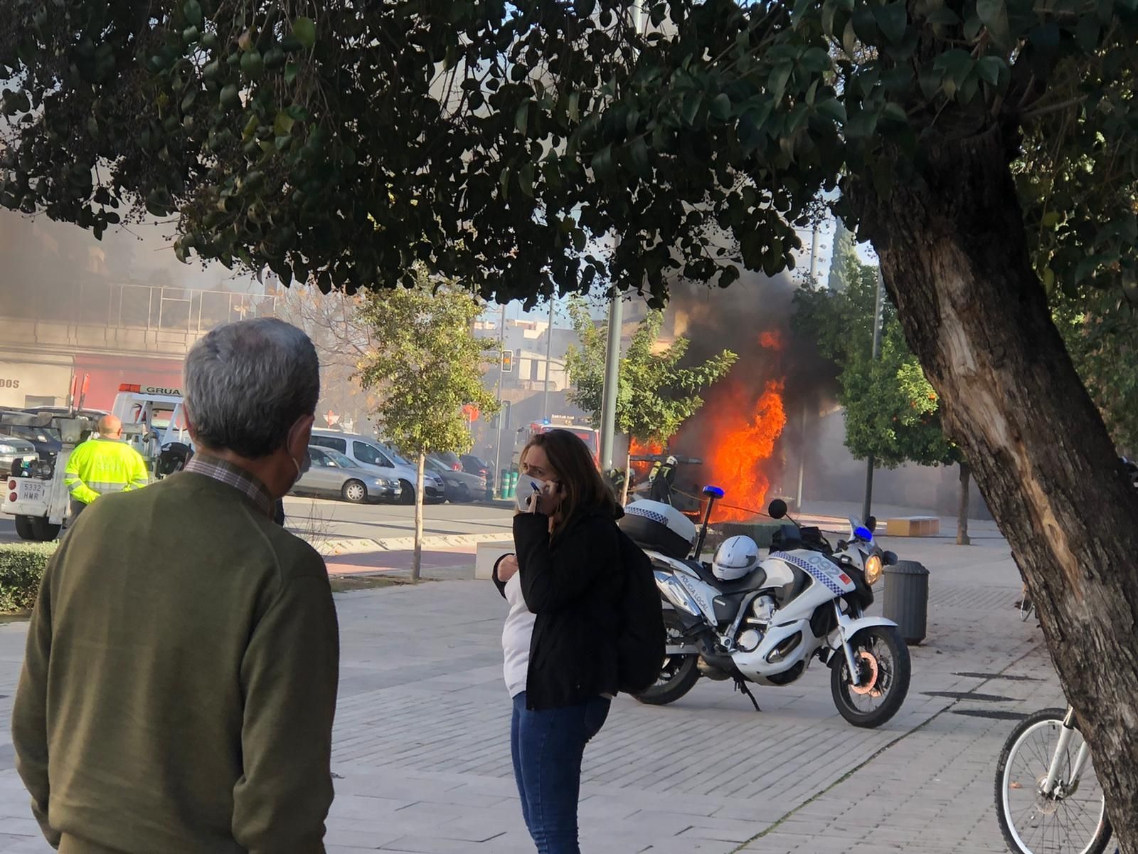 Incendio de un camión grúa en la avenida Ronda del Marrubial.