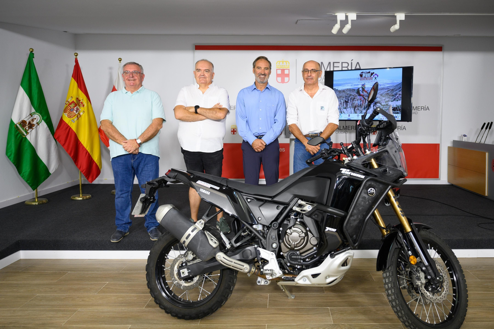 Foto de familia tras la presentación del evento