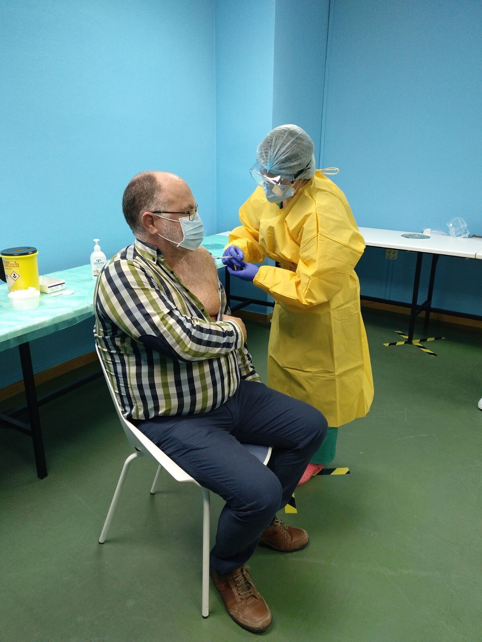 El sanitario Javier Cárcaba Pozo recibe la vacuna.