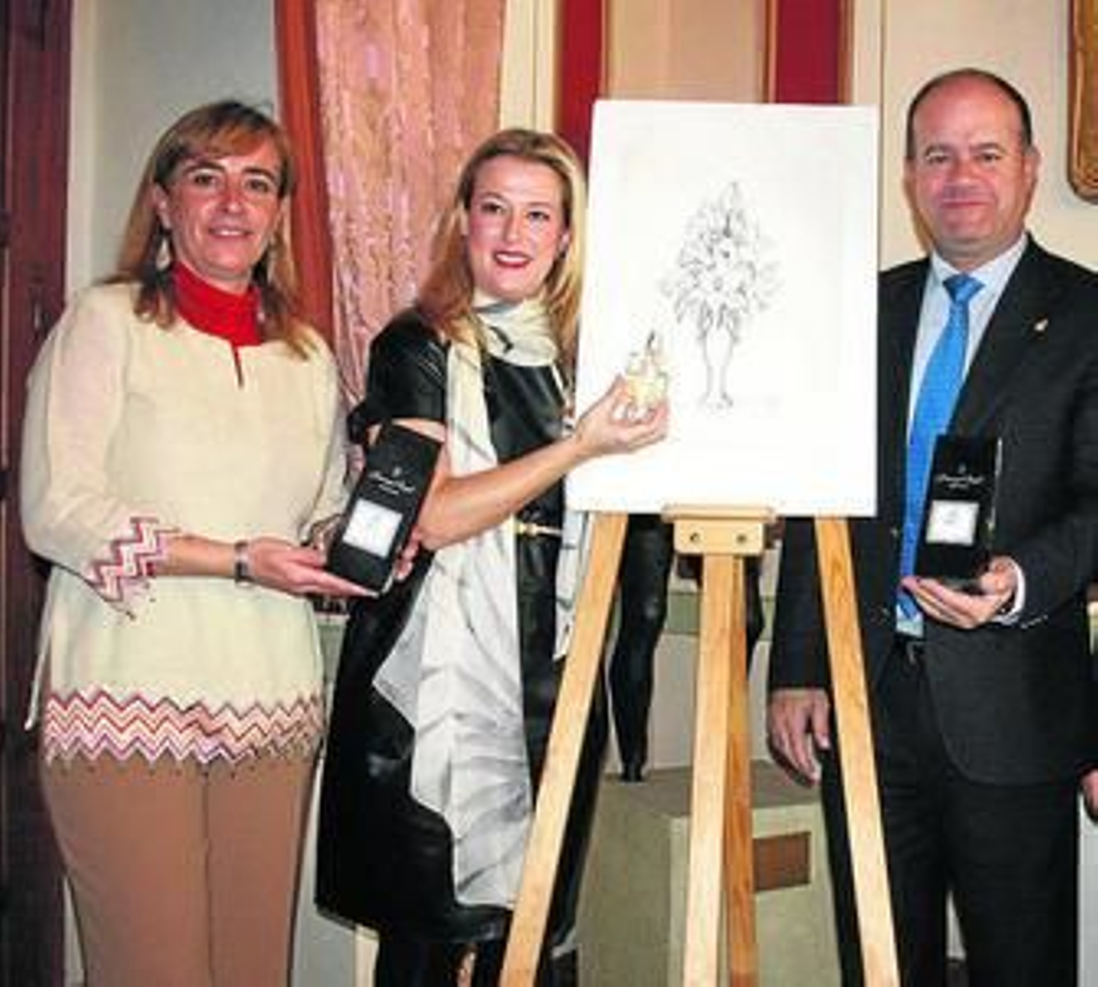 Las responsables del comercio, ayer, con el alcalde de Antequera.