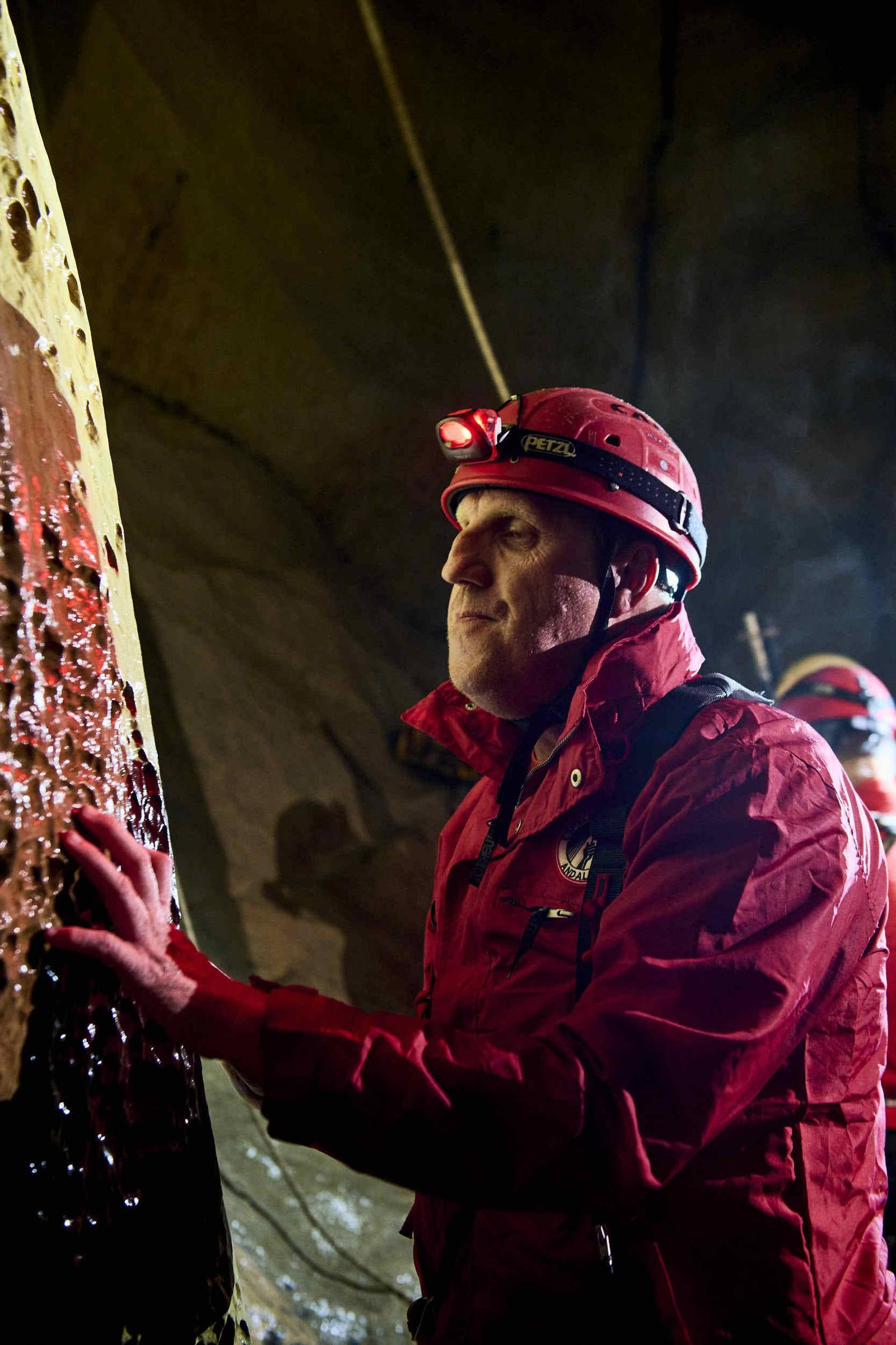 Así descienden dos personas ciegas por una cavidad de 100 metros de profundidad